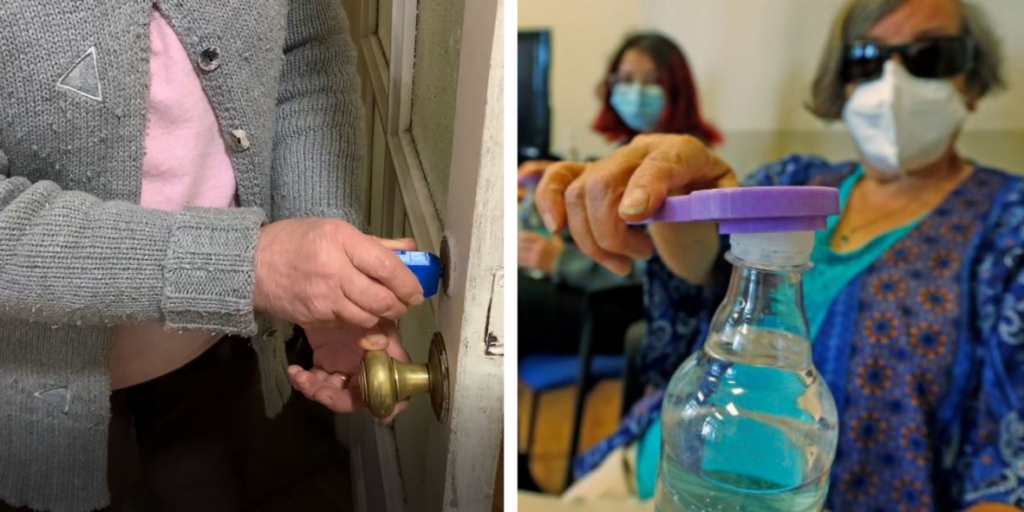 Dos fotografías, la primera de la izquierda muestra a una persona abriendo una puerta con el elemento amplificador de llave. La segunda foto de la derecha, muestra a una mujer mayor utilizando el abretapa sobre una botella de plástico. 